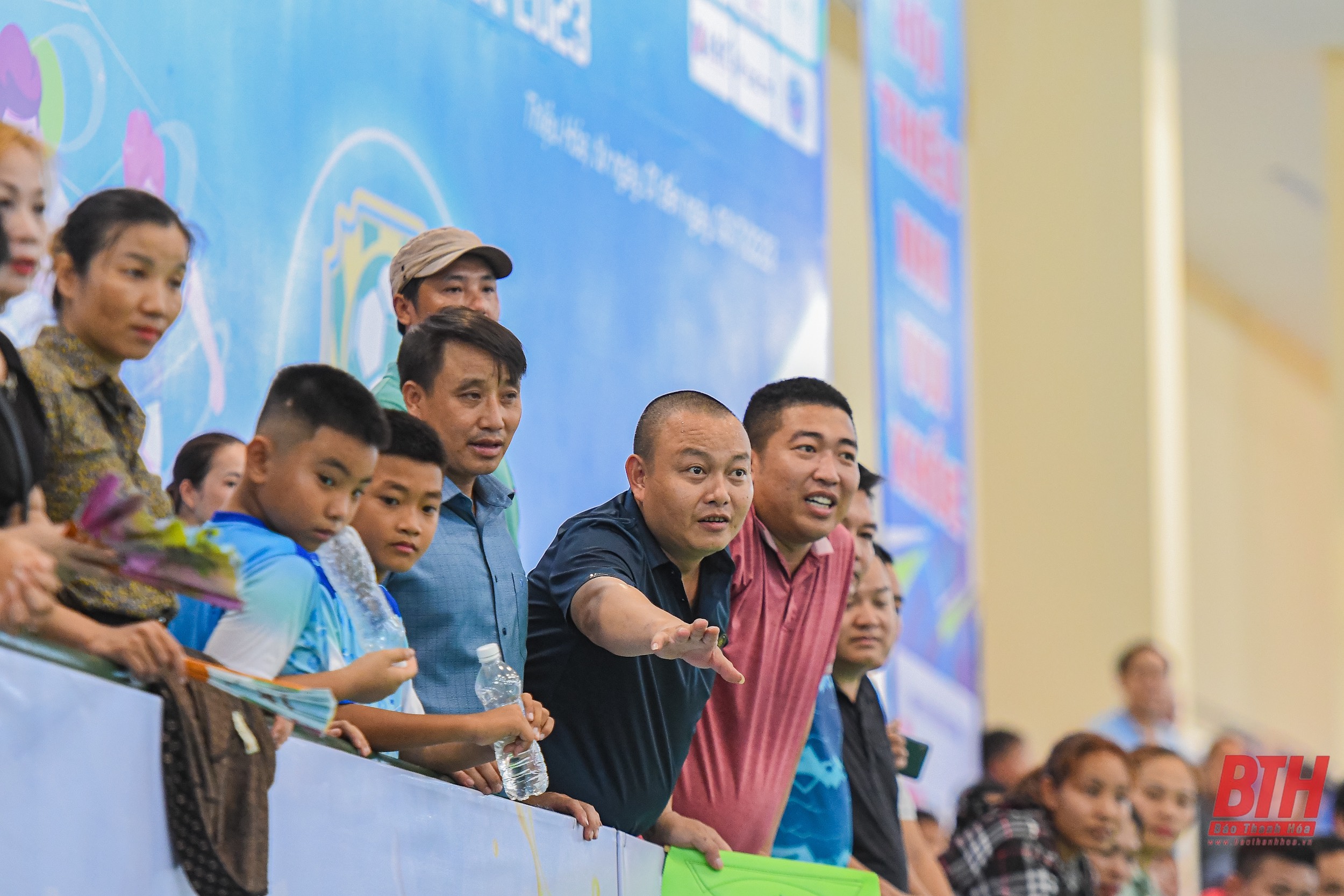 Bên lề Giải bóng đá Nhi đồng Cúp Báo Thanh Hoá lần thứ II - năm 2023: Cảm xúc của những người làm cha mẹ khi theo dõi con trên sân thi đấu