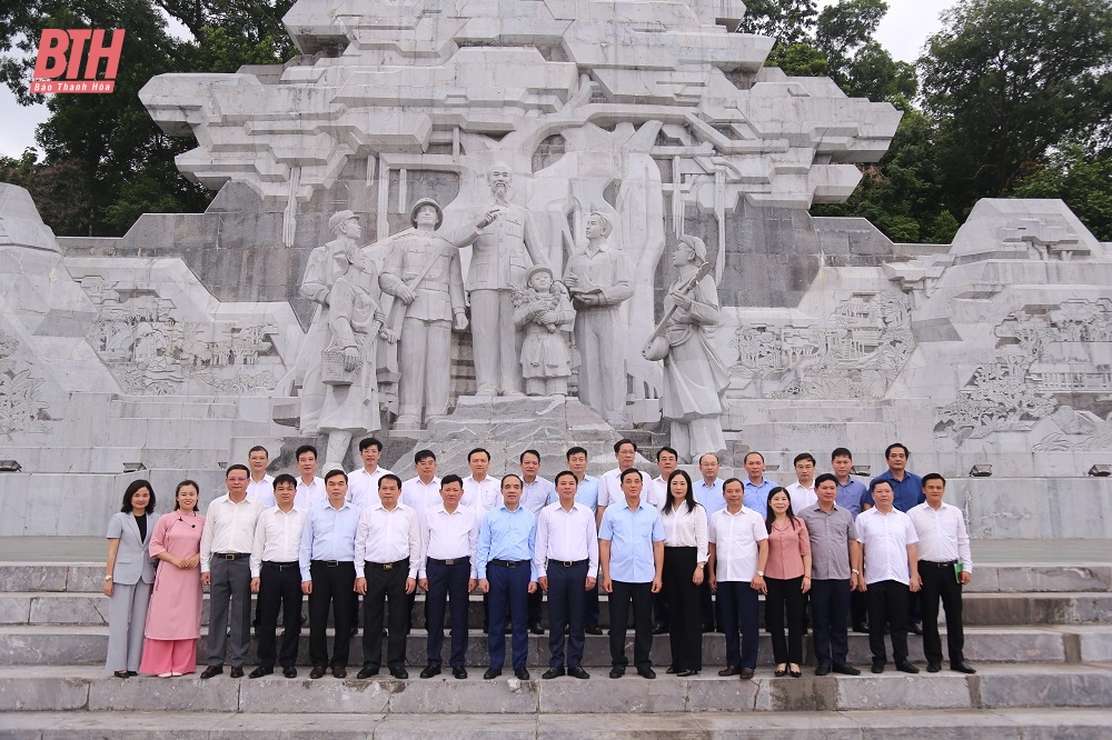 Bí thư Tỉnh ủy Đỗ Trọng Hưng cùng đoàn đại biểu tỉnh Thanh Hóa dâng hương tại Khu di tích Quốc gia đặc biệt Tân Trào
