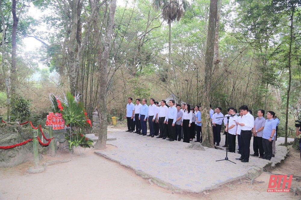 Bí thư Tỉnh ủy Đỗ Trọng Hưng cùng đoàn đại biểu tỉnh Thanh Hóa dâng hương tại Khu di tích Quốc gia đặc biệt Tân Trào