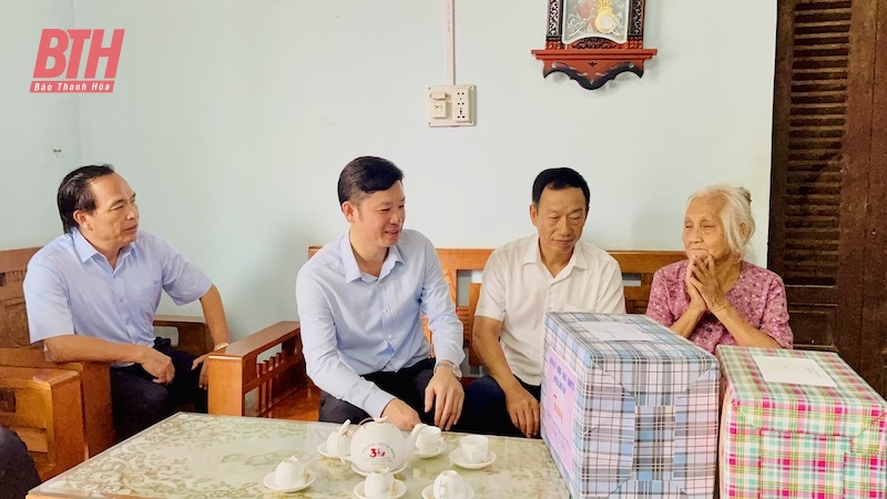 Chủ nhiệm Ủy ban Kiểm tra Tỉnh ủy Lê Quang Hùng viếng nghĩa trang liệt sĩ và thăm, tặng quà gia đình chính sách tại huyện Cẩm Thuỷ