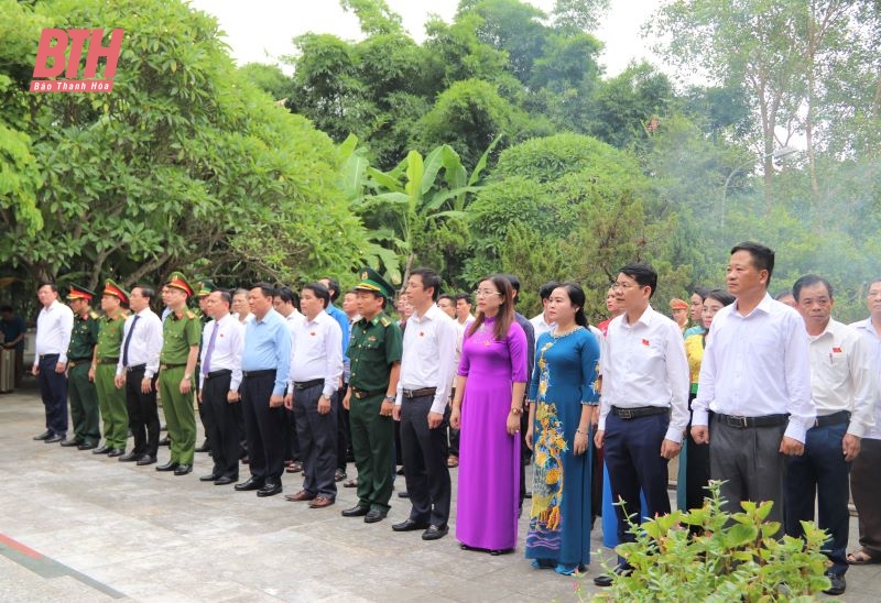 Phó Chủ tịch Thường trực UBND tỉnh Nguyễn Văn Thi viếng nghĩa trang liệt sĩ và thăm, tặng quà gia đình chính sách huyện Lang Chánh