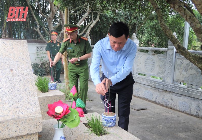 Phó Chủ tịch Thường trực UBND tỉnh Nguyễn Văn Thi viếng nghĩa trang liệt sĩ và thăm, tặng quà gia đình chính sách huyện Lang Chánh