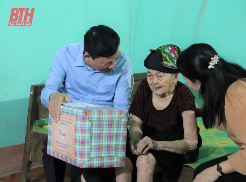 Phó Chủ tịch Thường trực UBND tỉnh Nguyễn Văn Thi viếng nghĩa trang liệt sĩ và thăm, tặng quà gia đình chính sách huyện Quan Sơn