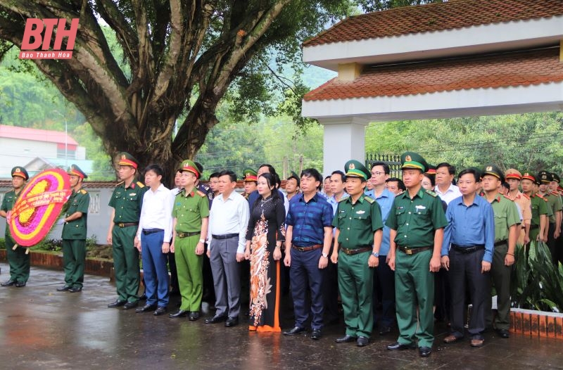 Phó Chủ tịch Thường trực UBND tỉnh Nguyễn Văn Thi viếng nghĩa trang liệt sĩ và thăm, tặng quà gia đình chính sách huyện Quan Sơn