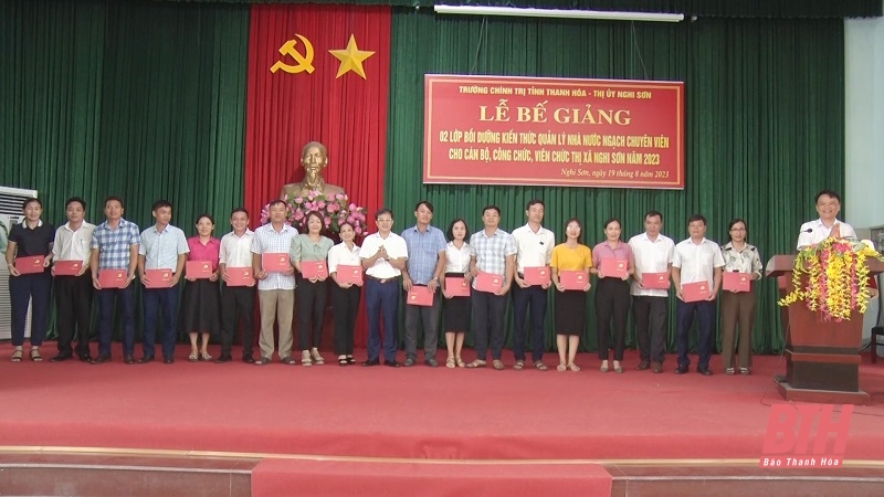 Thị xã Nghi Sơn: Bế giảng 2 lớp bồi dưỡng kiến thức quản lý Nhà nước ngạch chuyên viên
