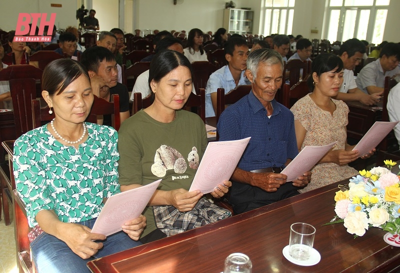 TP Thanh Hóa bàn giao giấy chứng nhận quyền sử dụng đất cho đồng bào nghèo sinh sống trên sông