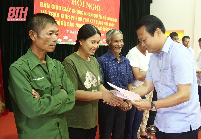 TP Thanh Hóa bàn giao giấy chứng nhận quyền sử dụng đất cho đồng bào nghèo sinh sống trên sông