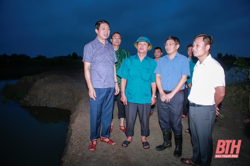 Phó Chủ tịch UBND tỉnh Lê Đức Giang kiểm tra tình trạng sạt lở đê ở các huyện Thạch Thành, Hoằng Hóa