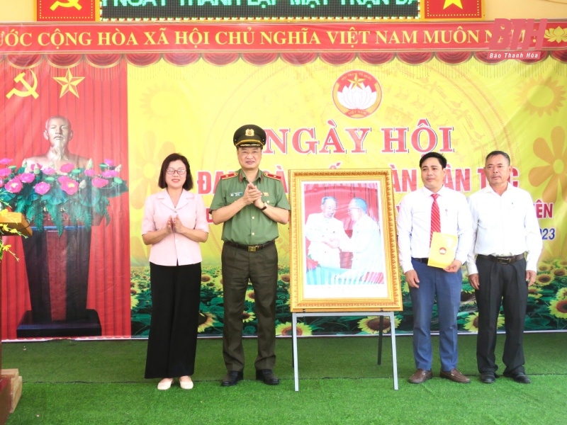 Thiếu tướng Trần Phú Hà, Giám đốc Công an tỉnh dự Ngày hội Đại đoàn kết toàn dân tộc tại thôn Nguyên Lý