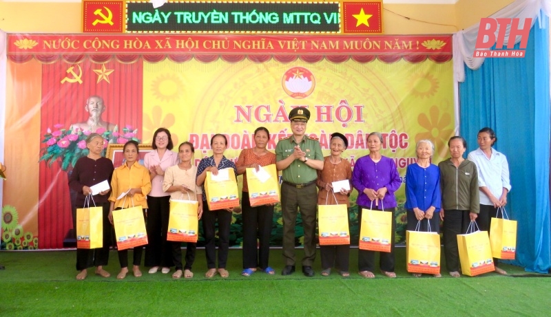 Thiếu tướng Trần Phú Hà, Giám đốc Công an tỉnh dự Ngày hội Đại đoàn kết toàn dân tộc tại thôn Nguyên Lý
