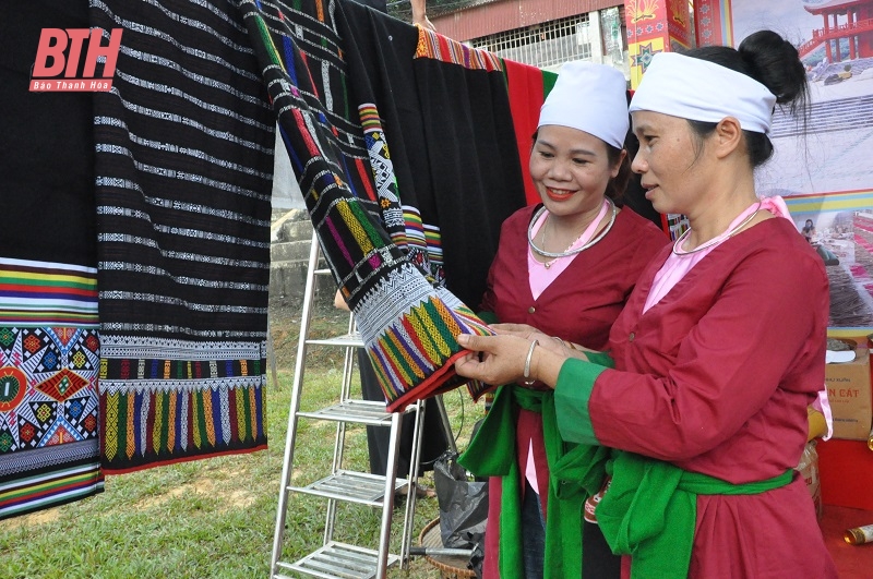 Nhiều sản phẩm OCOP đặc trưng của các huyện miền núi được trưng bày tại Lễ hội Văn hóa “Hương sắc vùng cao”