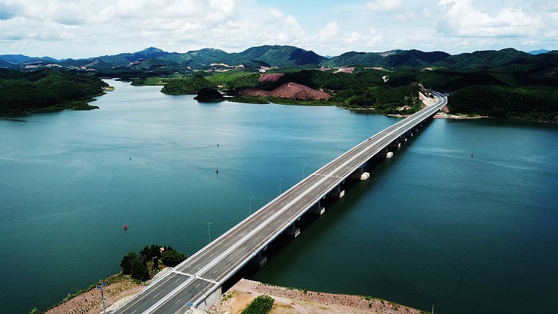Quảng Ninh giữ vị trí quán quân Vùng đồng bằng sông Hồng sau 5 năm khánh thành ba công trình giao thông trọng điểm