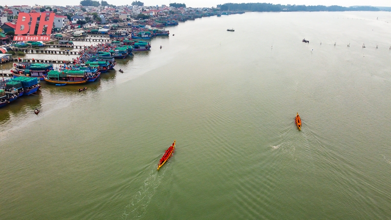 Sôi nổi Lễ hội đua thuyền truyền thống trên sông Yên