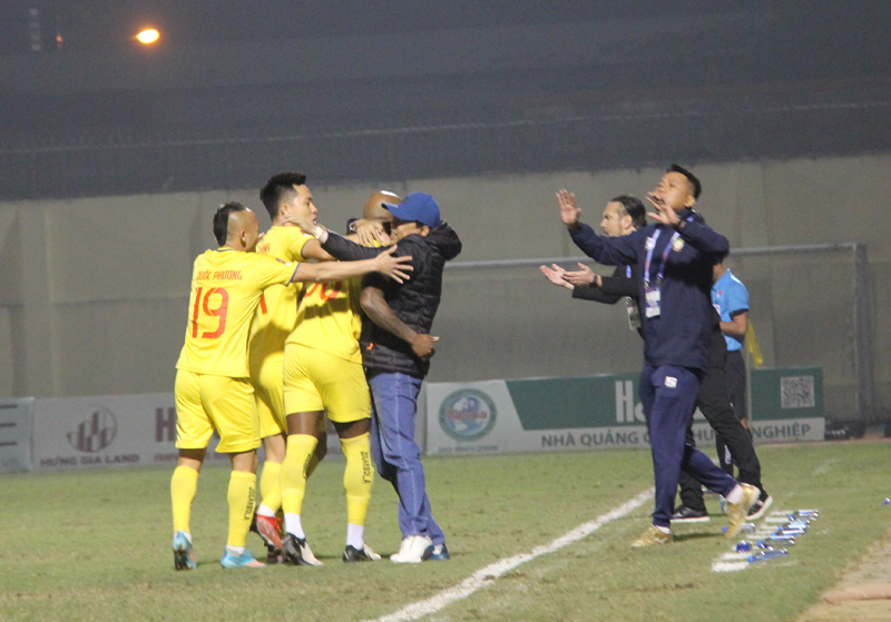 Đông Á Thanh Hóa thất thủ trên sân nhà trước LPBank Hoàng Anh Gia Lai