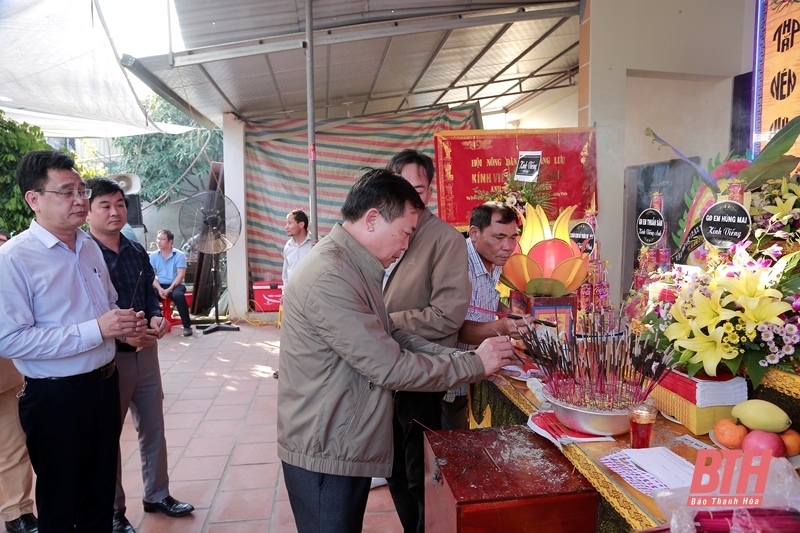 Ban An toàn giao thông tỉnh thăm viếng, hỗ trợ gia đình các nạn nhân tử vong do tai nạn giao thông tại Quảng Xương