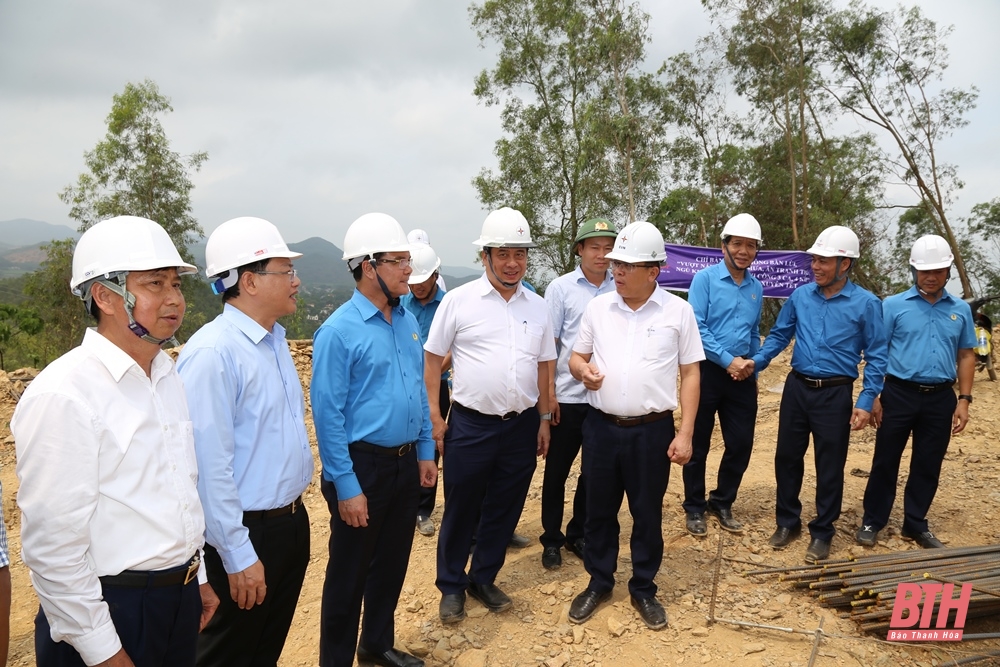 Chủ tịch Tổng Liên đoàn Lao động Việt Nam Nguyễn Đình Khang thăm hỏi, động viên công nhân lao động trên công trường Dự án đường dây 500kV mạch 3