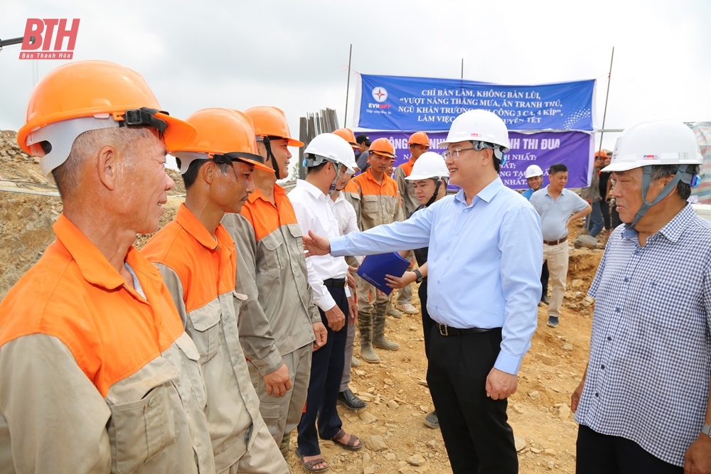 Chủ tịch Tổng Liên đoàn Lao động Việt Nam Nguyễn Đình Khang thăm hỏi, động viên công nhân lao động trên công trường Dự án đường dây 500kV mạch 3
