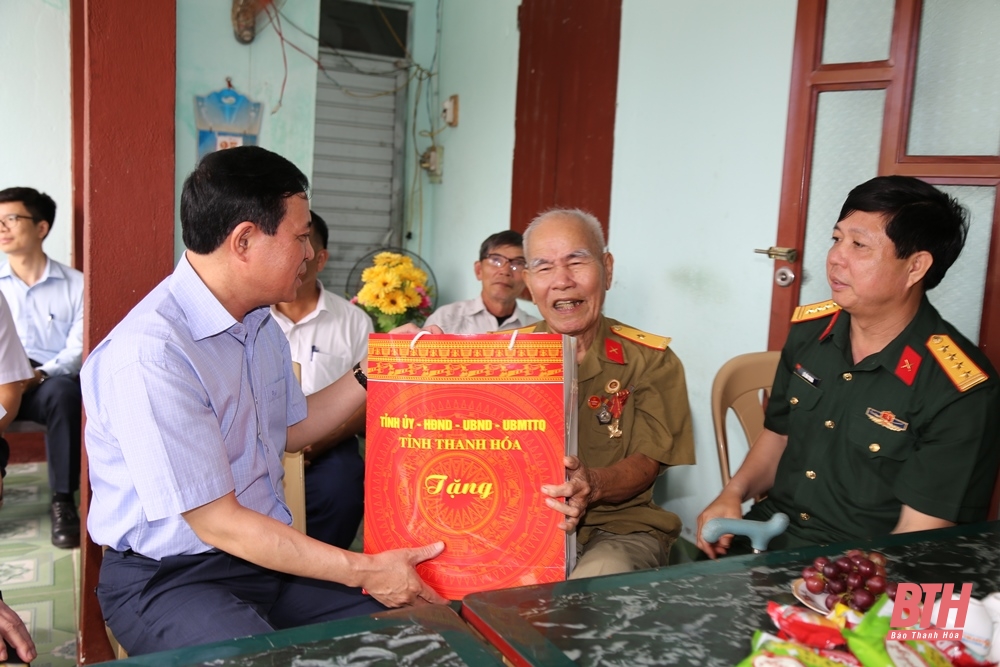 Phó Bí thư Thường trực Tỉnh ủy, Trưởng Đoàn ĐBQH tỉnh Lại Thế Nguyên thăm, tặng quà chiến sĩ Điện Biên tại huyện Nông Cống