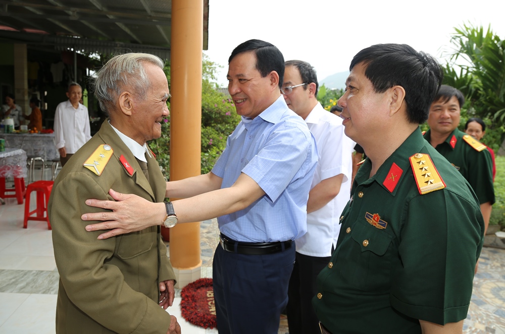 Phó Bí thư Thường trực Tỉnh ủy, Trưởng Đoàn ĐBQH tỉnh Lại Thế Nguyên thăm, tặng quà chiến sĩ Điện Biên tại huyện Nông Cống