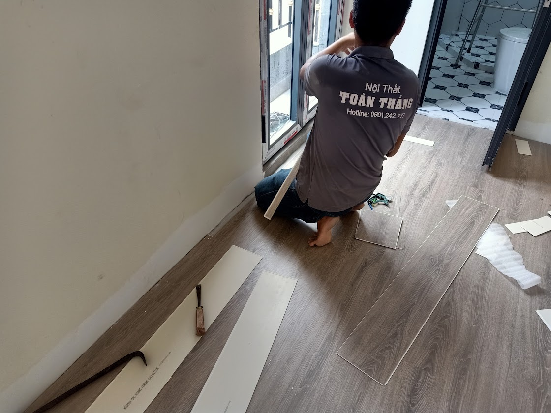 Sàn gỗ Toàn Thắng: Nên sử dụng sàn nhựa dán keo hay sàn nhựa hèm khóa?