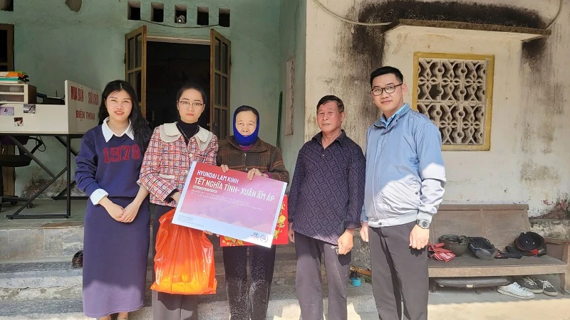 Chương trình Tết nghĩa tình - Xuân ấm áp cùng Hyundai Lam Kinh đem yêu thương đến người già neo đơn
