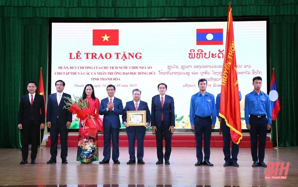 Trao tặng Huân, Huy chương của Chủ tịch nước CHDCND Lào cho tập thể, cá nhân Trường Đại học Hồng Đức