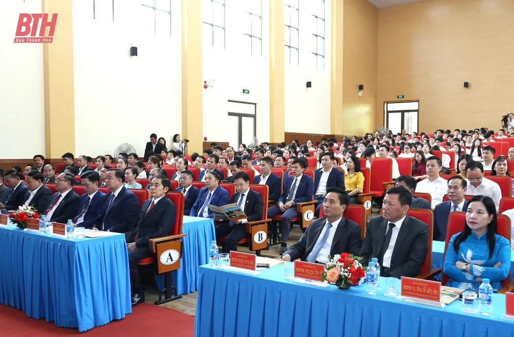 Trao tặng Huân, Huy chương của Chủ tịch nước CHDCND Lào cho tập thể, cá nhân Trường Đại học Hồng Đức