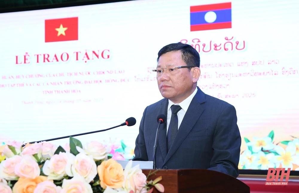 Trao tặng Huân, Huy chương của Chủ tịch nước CHDCND Lào cho tập thể, cá nhân Trường Đại học Hồng Đức