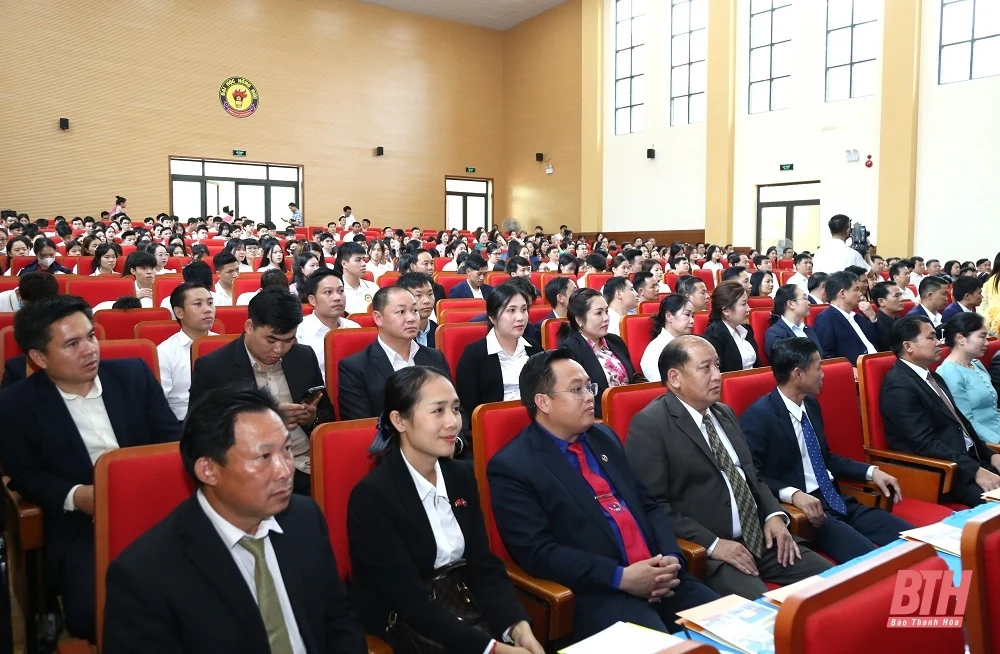 Trao tặng Huân, Huy chương của Chủ tịch nước CHDCND Lào cho tập thể, cá nhân Trường Đại học Hồng Đức