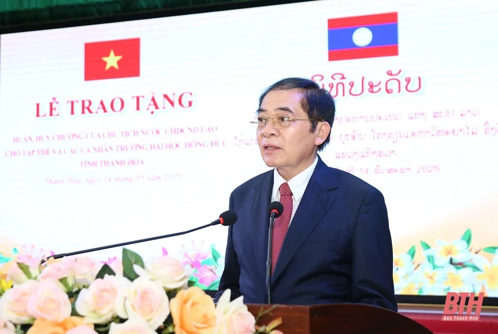 Trao tặng Huân, Huy chương của Chủ tịch nước CHDCND Lào cho tập thể, cá nhân Trường Đại học Hồng Đức