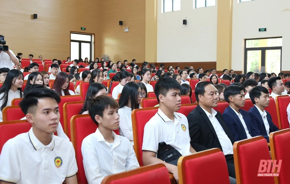 Trao tặng Huân, Huy chương của Chủ tịch nước CHDCND Lào cho tập thể, cá nhân Trường Đại học Hồng Đức