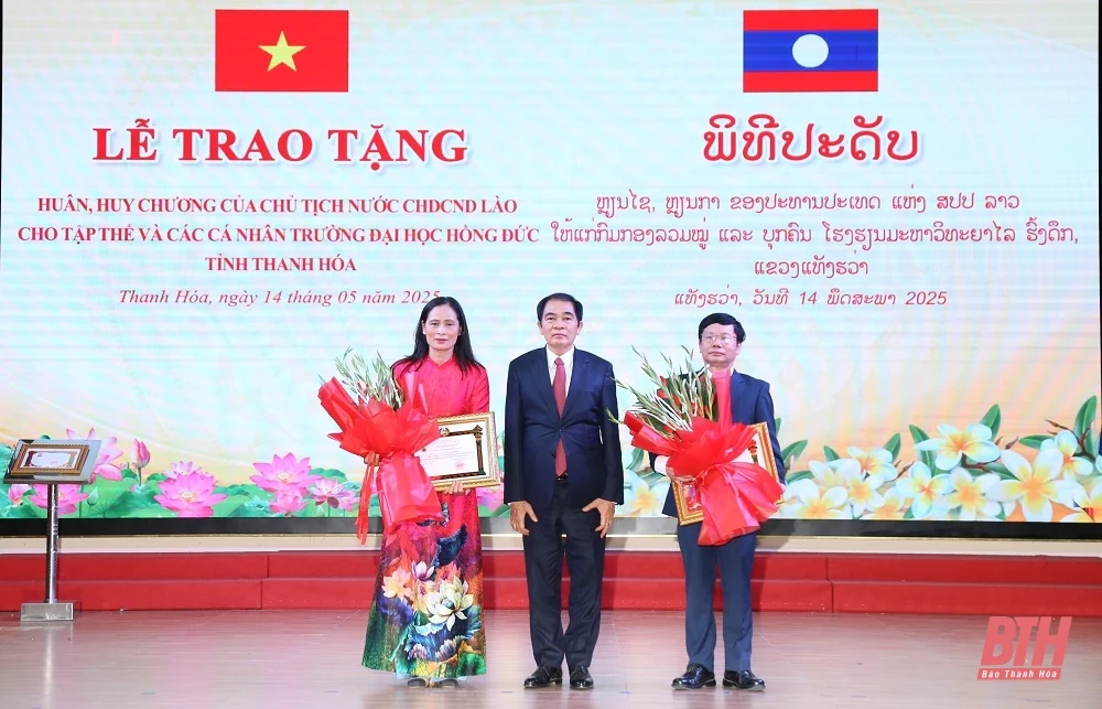 Trao tặng Huân, Huy chương của Chủ tịch nước CHDCND Lào cho tập thể, cá nhân Trường Đại học Hồng Đức