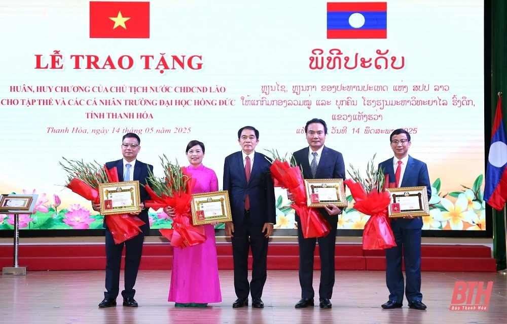 Trao tặng Huân, Huy chương của Chủ tịch nước CHDCND Lào cho tập thể, cá nhân Trường Đại học Hồng Đức