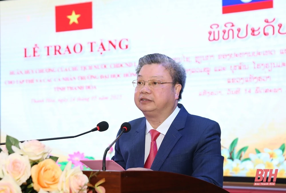 Trao tặng Huân, Huy chương của Chủ tịch nước CHDCND Lào cho tập thể, cá nhân Trường Đại học Hồng Đức