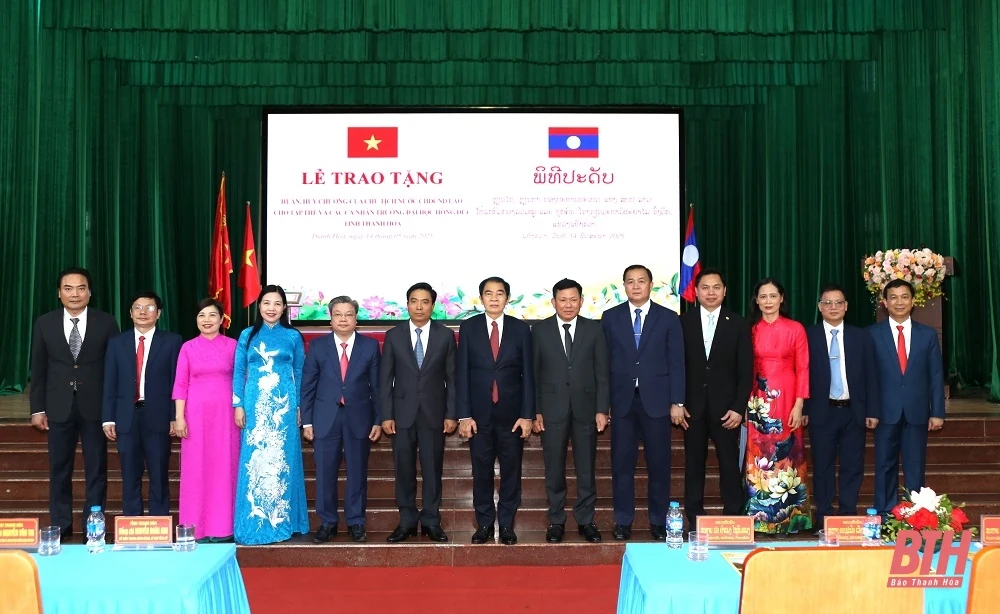 Trao tặng Huân, Huy chương của Chủ tịch nước CHDCND Lào cho tập thể, cá nhân Trường Đại học Hồng Đức