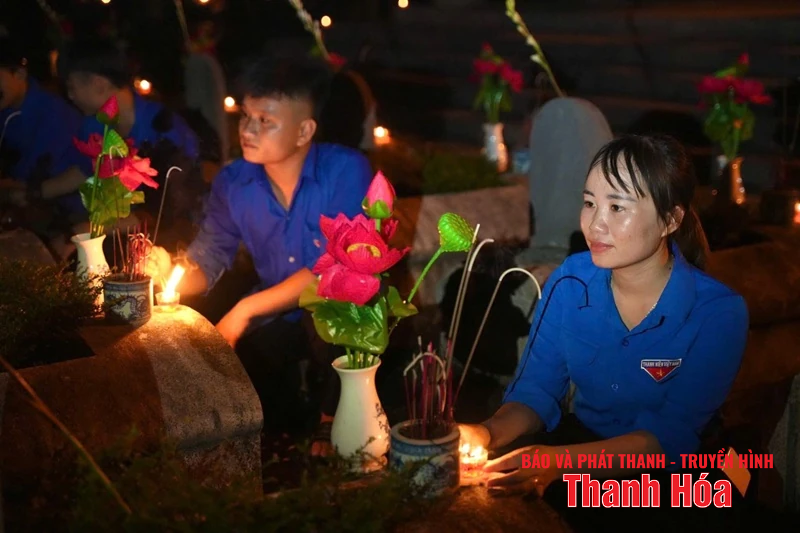 Dâng hương tưởng niệm tại Nghĩa trang liệt sĩ quốc tế Đồng Tâm