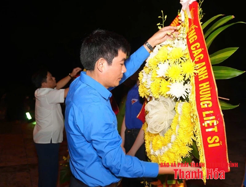 Dâng hương tưởng niệm tại Nghĩa trang liệt sĩ quốc tế Đồng Tâm