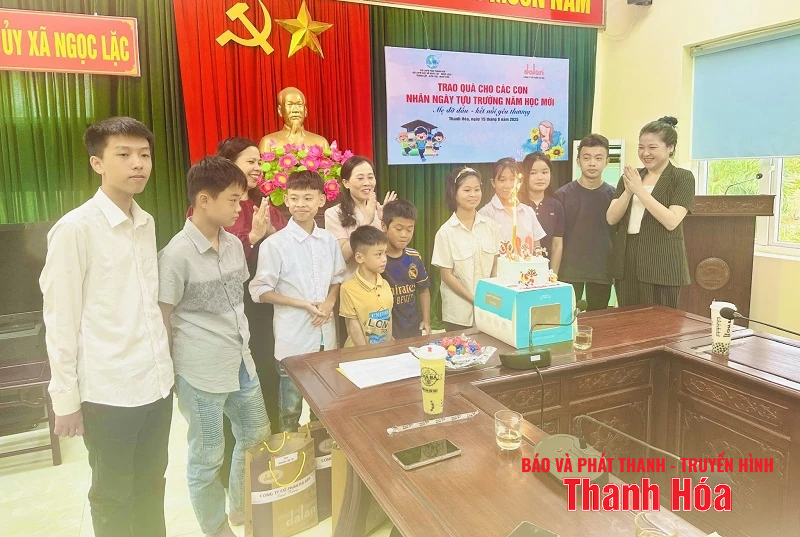 Tặng quà trẻ mồ côi nhân dịp năm học mới 2025-2026