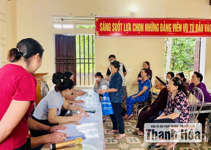 Hơn 27.400 người dân xã Tây Đô được nhận quà Tết Độc lập