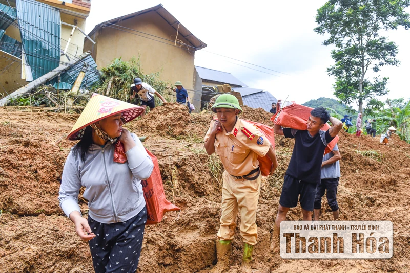 Bản làng Yên Nhân sau ngày lũ dữ, hàng chục ngôi nhà bị cuốn sập