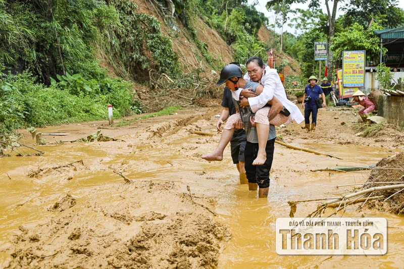 Bản làng Yên Nhân sau ngày lũ dữ, hàng chục ngôi nhà bị cuốn sập