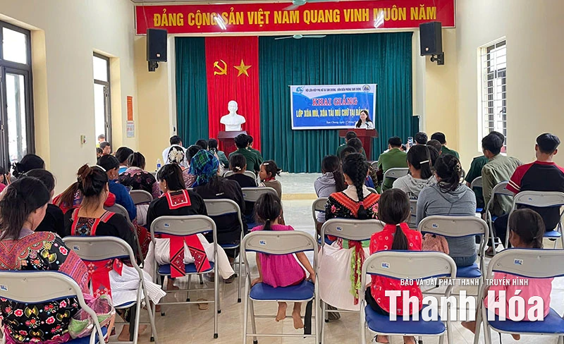 Khai giảng lớp xóa mù chữ cho hội viên phụ nữ và nhân dân vùng đồng bào dân tộc Mông