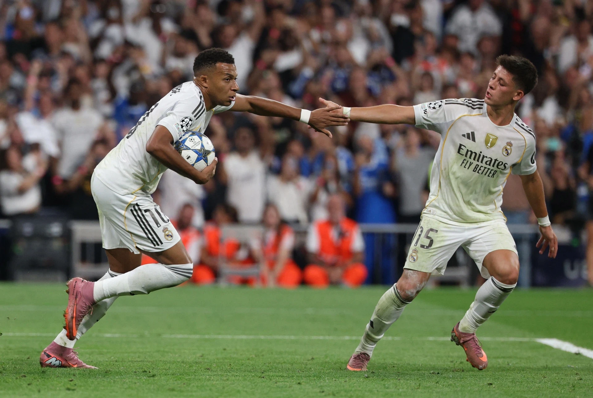 Bùng nổ ngày ra quân Champions League; Hà Nội FC sa thải HLV Teguramori