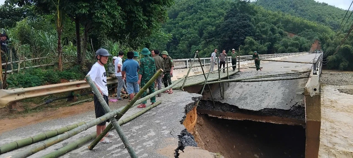 Dựng cầu tạm ở xã Sơn Thủy, bảo đảm giao thông thông suốt