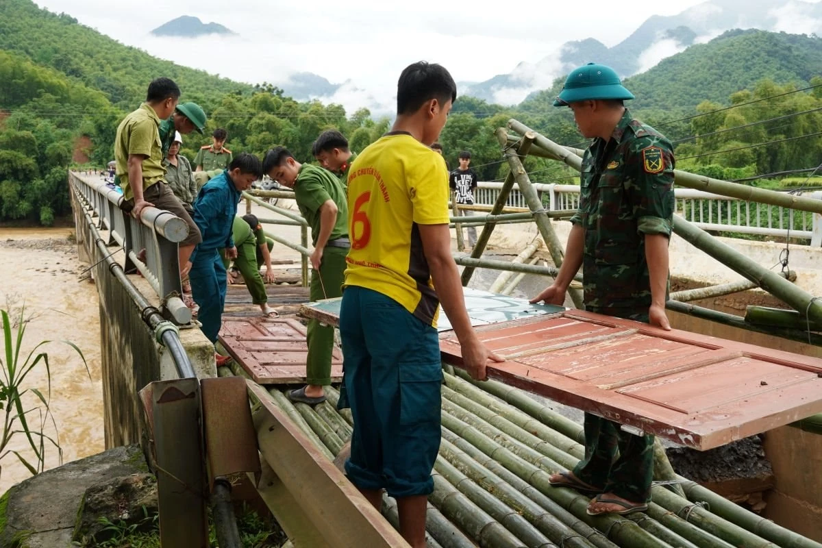 Dựng cầu tạm ở xã Sơn Thủy, bảo đảm giao thông thông suốt
