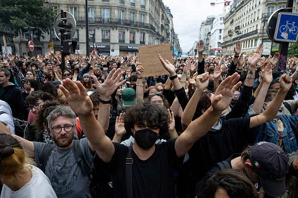 Khủng hoảng ngân sách lan rộng, thị trường toàn cầu bất an