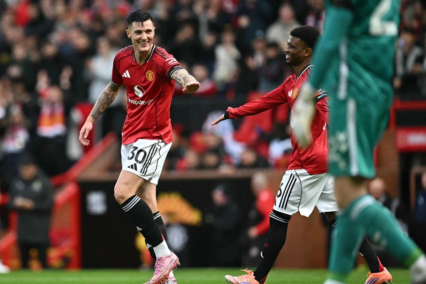 Quang Hải lỡ hẹn tuyển Việt Nam; Chelsea hạ Liverpool phút bù giờ