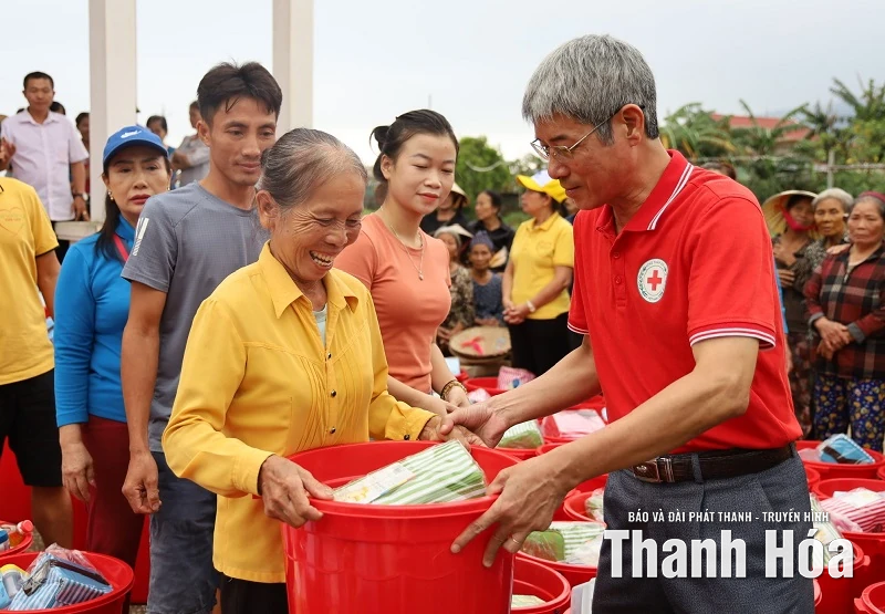 Kịp thời hỗ trợ để người dân Các Sơn, Kim Tân ổn định cuộc sống sau mưa lũ