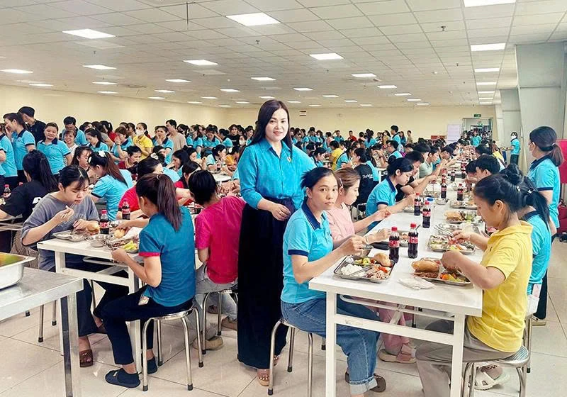 “Bữa cơm công đoàn” ấm lòng người lao động
