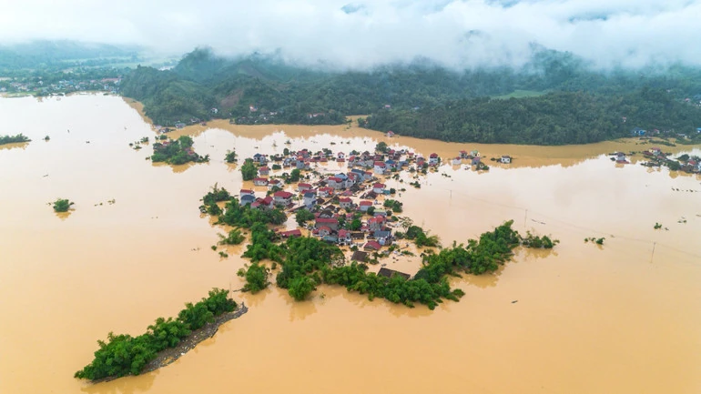 Bộ Quốc phòng điều trực thăng chở hàng cứu trợ người dân Lạng Sơn